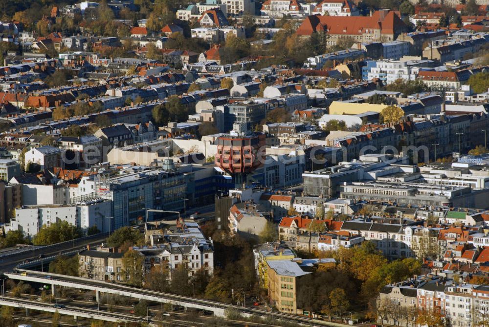 Aerial photograph Berlin - Steglitz Blick über den Stadtteil Steglitz in Berlin mit Sicht auf Bierpinsel. Im Jahr 1976 wurde der Bierpinsel als Turmrestaurant Steglitz eröffnet und gehört zur Berliner Nachkriegsmoderne. Kontakt: Larissa Laternser, Tel. +49(0)171 3379002, Email: info@larissa-laternser.de;