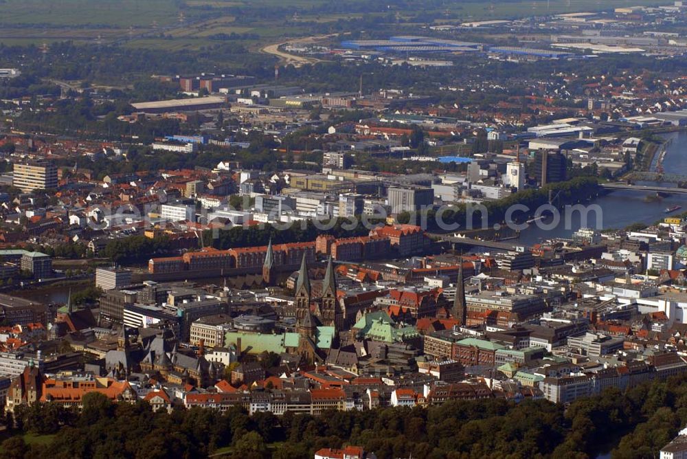 Bremen from the bird's eye view: Bremen,13.09.2006,Blick über Bremer Innenstadt hin zur Weser,Im Vordergrund ist der St.-Petri Domund die St.-Martin-Kirche,Im Hintergrund ist die Weser mit der Bürgermeister-Schmidt-Brücke und der Teerhof zu sehen,Tel. Tourismuszentrale: 0180-101030 (0,12€ pro Min.),Achim Walder: