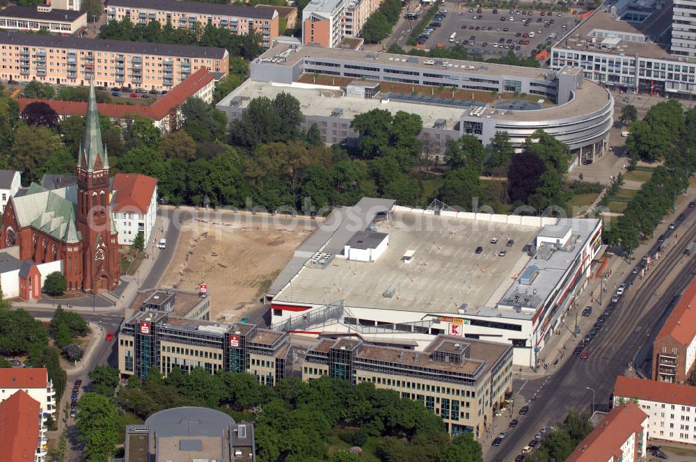 Aerial image Frankfurt / Oder - Blick über ein Büro- und Geschäftsgebäude an der Franz-Mehring-Straße auf einen Supermarkt der Handeslkette Kaufland an der Heilbronner Straße. Im Hintergrund die Lenne Passage sowie links die Katholische Kirche Heilig Kreuz.