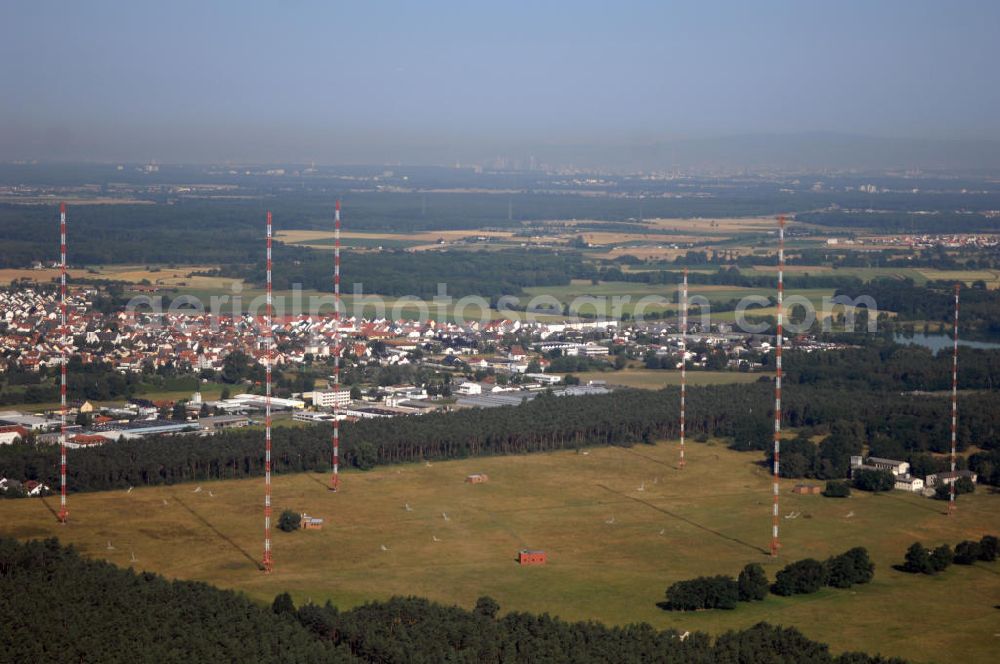 Aerial photograph Mainhausen - Blick auf über die DCF77 - Sendeanlage in Mainflingen. Der Zeitsignalsender DCF77 ist ein Langwellensender, der die meisten funkgesteuerten Uhren im westlichen Europa mit der genauen Uhrzeit versorgt. DCF77 wird von der Physikalisch-Technischen Bundesanstalt (PTB) Braunschweig betreut und sendet seit 1959 eine Normalfrequenz und seit 1973 zusätzlich Datum und Uhrzeit. Betrieben werden die Anlagen in Mainflingen durch die Media Broadcast GmbH.