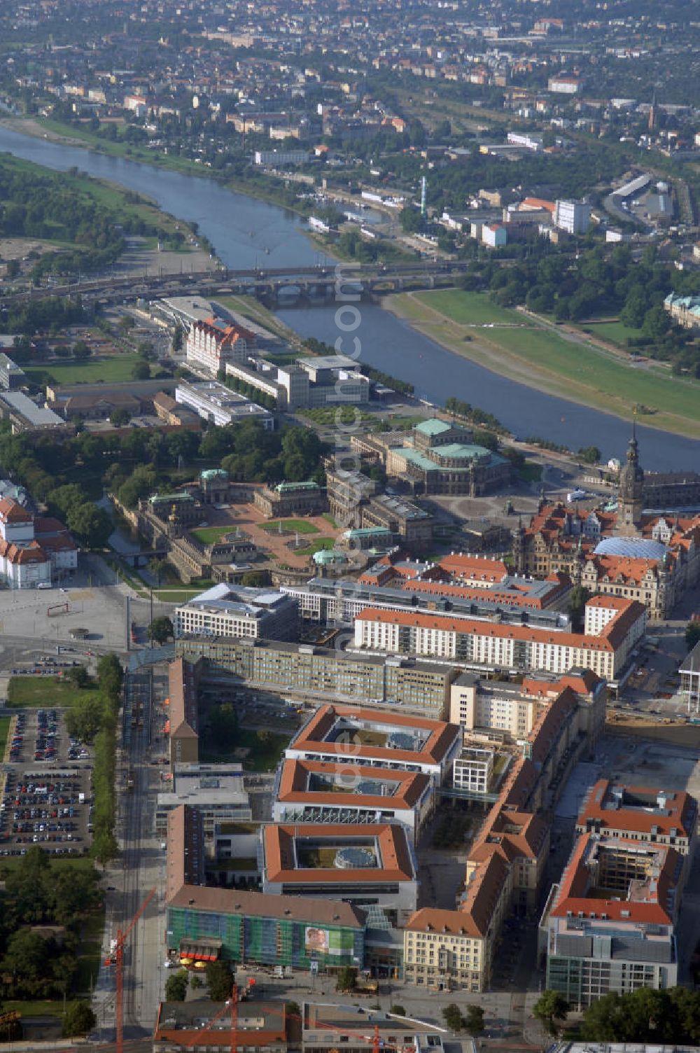 Dresden from the bird's eye view: Blick über die Dresdner Altstadt am Elbufer gegenüber vom UNESCO Weltkulturerbe Elbtal. In der Altstadt befinden sich mit Theaterplatz, Semperoper, Grünem Gewölbe und der ehemaligen Hofkirche viele kulturelle und historische Sehenswürdigkeiten, aber auch Wohnhäuser.