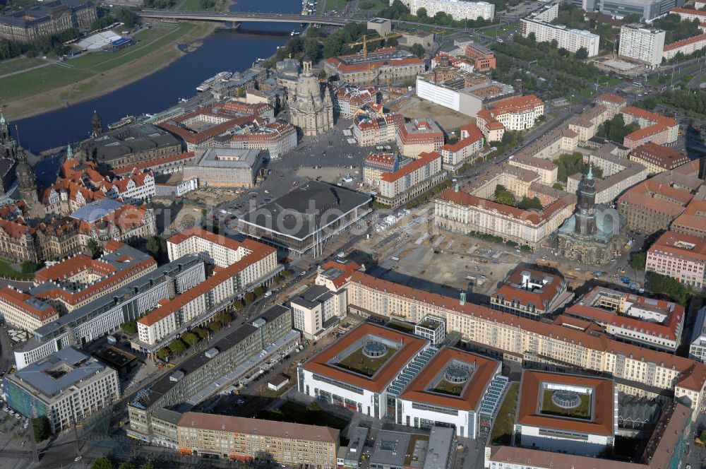 Dresden from above - Blick über die Dresdner Altstadt am Elbufer gegenüber vom UNESCO Weltkulturerbe Elbtal. In der Altstadt befinden sich mit Neumarkt, Frauenkirche, Albertinum Museum, Johanneum und Kulturpalast viele kulturelle und historische Sehenswürdigkeiten, aber auch Wohnhäuser.