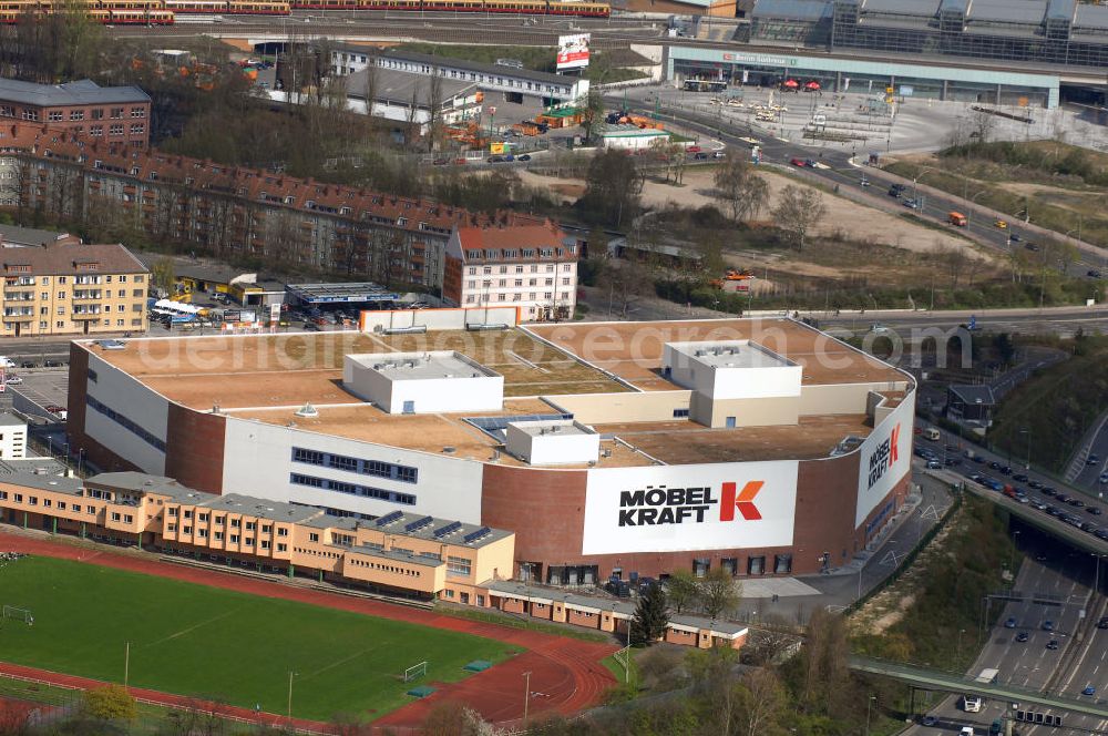 Berlin from above - Blick auf die neue Filiale des Unternehmens Möbel Kraft über einen Sportplatz. Der Sportplatz wird bis 2009 für die Leichtathletik-Weltmeisterschaften als Trainigsstätte umgebaut. Das Möbelhaus besitzt eine eigene Autobahnabfahrt der A100 und verfügt über 40.0000 qm Verkaufsfläche auf 4 Etagen. Adresse: Sachsendamm 20, 10829 Berlin, Tel. +49 (0)30 76107 335