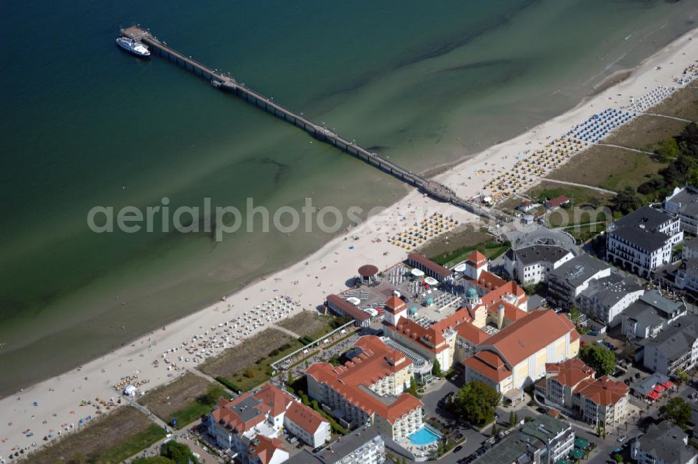 Aerial photograph Binz - Blick auf Strand und Hotel Travel Charme Kurhaus Binz und Seebrücke. Dieses 5-Sterne-Luxus-Hotel wurde 2001 eröffnet und verfügt über 137 individuell eingerichtete Zimmer, Suiten und Residenzen. Adresse: Strandpromenade 27, 18609 Ostseebad Binz, Tel. +49 (0)3 83 93 665 0, Fax +49 (0)3 83 93 665 555, Email info@travelcharme.com