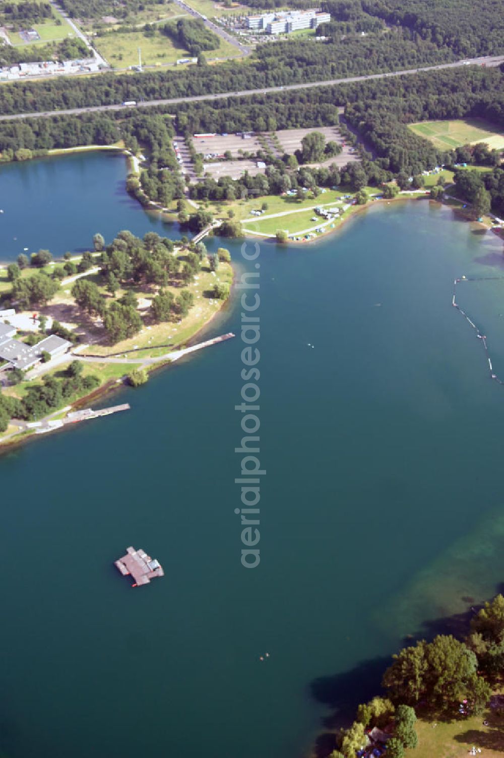 Köln from above - Blick über den Frühlinger See in Köln. Die auf der Halbinsel befindlichen Häuser gehören zum Kölner Regatta-Verband. Adresse: Kölner Regatta-Verband e.V., Villa Olympia, Stallagsbergweg 2, 50769 Köln, Tel. +49 (0)221 53 44 680, Fax +49 (0)221 53 44 681, EMail info@koelner-regatta-verband.de