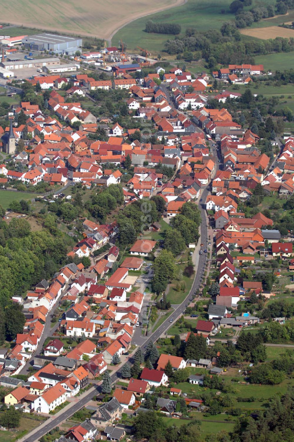 Wölfis from above - Blick auf das Dorf Wölfis. Es gehört zur Gemeinde Ohrdruf im Landkreis Gotha in Thüringen. Ursprünglich war das Dorf reines Agrargebiet, viel Industrie gibt es auch heute nicht. Wölfis ist vor allem wegen seiner Blasmusik bekannt und hat daher den Namen singendes klingendes Dorf.