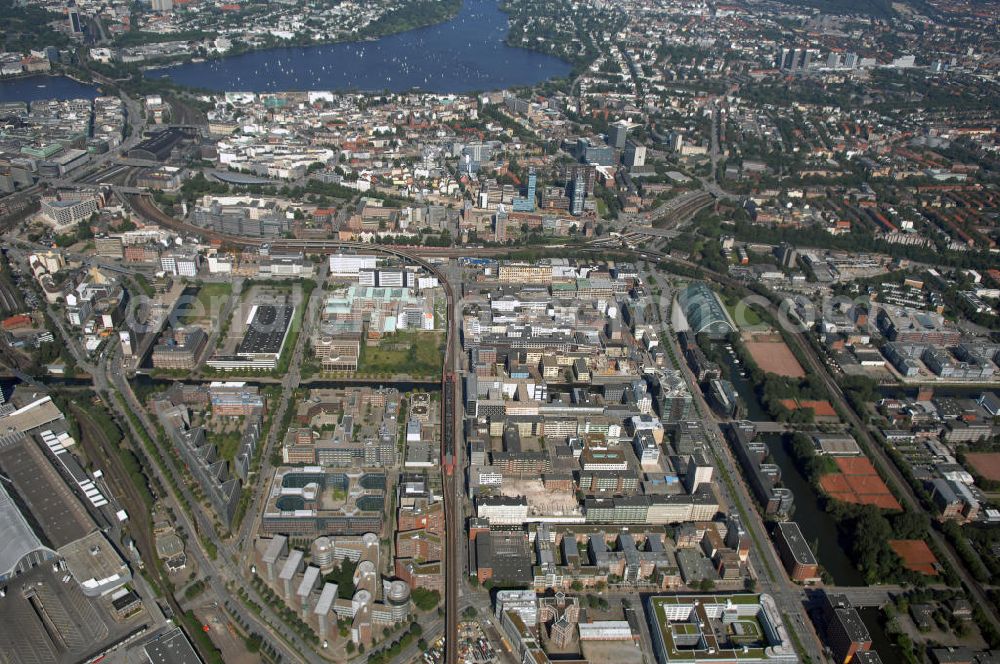 Hamburg from the bird's eye view: Blick über die Hamburger Stadtteile Hammerbrook und Sankt Georg. Hammerbrook war einst ein Wohnviertel, wurde während des zweiten Weltkriegs jedoch zerstört. Anschließend wurden hauptsächlich Bürogebäude errichtet und nur sehr wenige Wohnhäuser. Der Stadtteil Sankt Georg überzeugt seit Ende der neunziger Jahre wieder als attraktives Wohnviertel. Probleme mit Drogenhandel konnte man gut bewältigen und so zieht es wieder mehr Menschen nach Sankt Georg. Im Zuge dessen werden mehr und mehr Mietwohnungen zu Eigentumswohnungen umgewandelt.