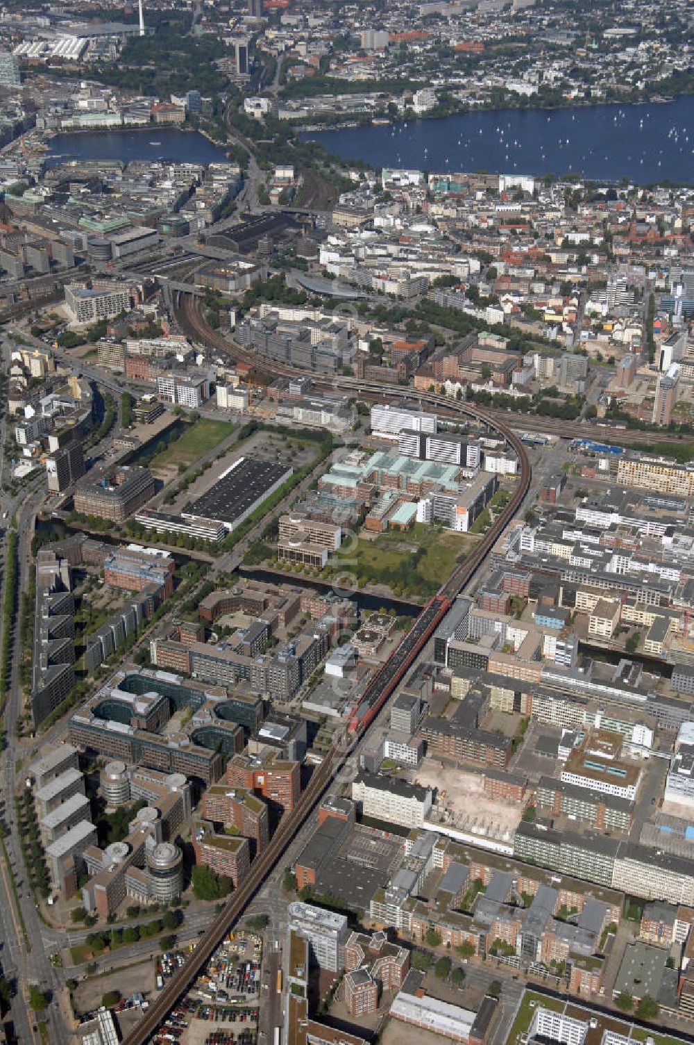 Aerial image Hamburg - Blick über die Hamburger Stadtteile Hammerbrook und Sankt Georg. Hammerbrook war einst ein Wohnviertel, wurde während des zweiten Weltkriegs jedoch zerstört. Anschließend wurden hauptsächlich Bürogebäude errichtet und nur sehr wenige Wohnhäuser. Der Stadtteil Sankt Georg überzeugt seit Ende der neunziger Jahre wieder als attraktives Wohnviertel. Probleme mit Drogenhandel konnte man gut bewältigen und so zieht es wieder mehr Menschen nach Sankt Georg. Im Zuge dessen werden mehr und mehr Mietwohnungen zu Eigentumswohnungen umgewandelt. Das Gewässer am oberen Bildrand ist der Alstersee wobei das linke Teilstück die Binnenalster ist und das rechte Stück zur Außenalster gehört.