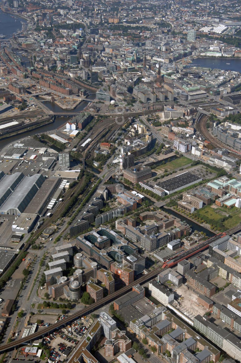 Aerial photograph Hamburg - Blick über Hammerbrook auf die Hamburger Altstadt. Sie ist der älteste Siedlungskern Hamburgs. Prägend für die Altstadt sind Gebäude wie das Rathaus, die Petri-, St. Jacobi- und St. Katharinenkirche, die Hamburger Kunsthalle und die Haupteinkaufsstraßen Hamburgs - die Mönckebergstraße und die Spitalerstraße. Weitere Besonderheit in der Hamburger Innenstadt ist die Binnenalster. Es ist der südliche Teil des Alstersees, in dessen Mitte die Alsterfontaine ist.