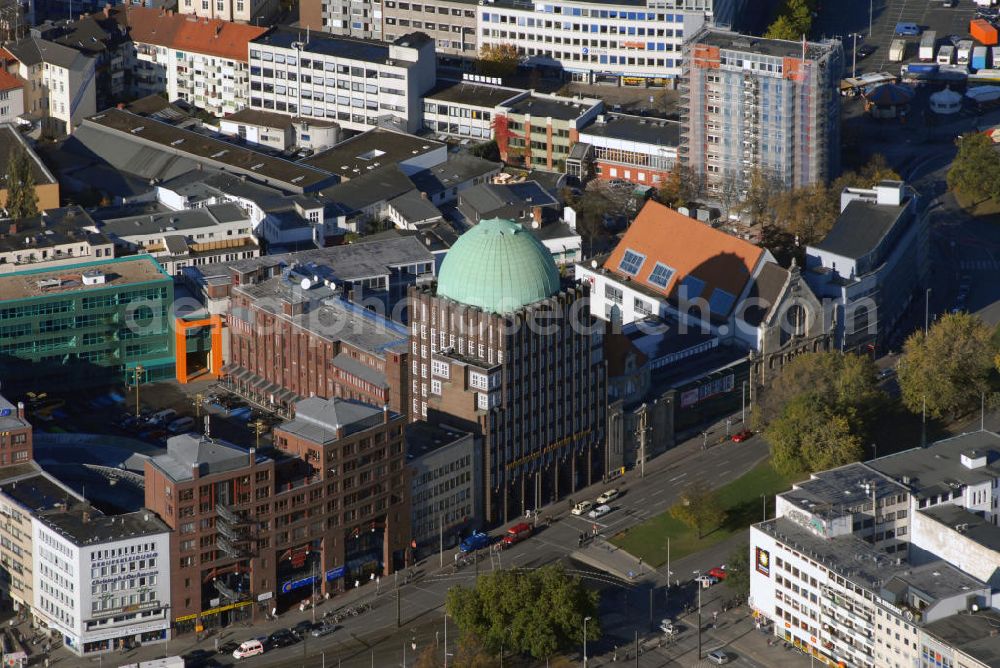 Aerial photograph Hannover - Mitte Blick über den Stadtteil Mitte und das Anzeigerhochhaus. Es wurde Ende der zwanziger Jahre gebaut und ist auf Grund der zwölf Meter hohen Kuppel eines der Wahrzeichen Hannovers, zudem war es eines der ersten Hochhäuser Deutschlands. In ihm befindet sich ein Kino und Teile des Medienzentrum Hannover. Kontakt: Hochhaus-Lichtspiele Hannover, Goseriede 9 30159 Hannover, Tel. +49(0)511 14454; Medienzentrum der Region in Hannover, Altenbekener Damm 79 30173 Hannover, Tel. +49(0)511 98968 0, Fax +49(0)511 98968 17, Email: verwaltung@mzrh.de