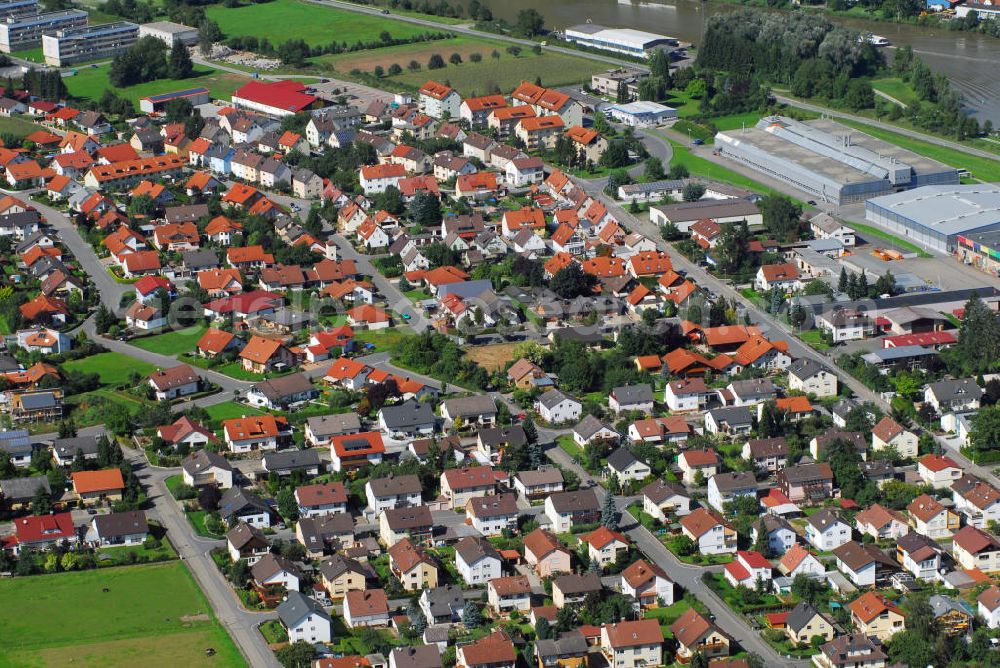 Haßmersheim from above - Blick über Haßmersheim. Zur Gemeinde zählen seit 1972 auch die Ortsteile Neckarmühlbach und Hochhausen. Sie liegt im Neckartal am Rande des Neckar-Odenwald-Kreises in Baden-Württemberg. erstmals erwähnt wurde der Ort am 07. Juni 774. Am oberen Bildrand ist der Neckar zu sehen. Kontakt: Rathaus, Theodor-Heuss-Straße 45 74855 Haßmersheim Necker-Odenwald-Kreis, Tel. +49(0)6266 791 0, Fax +49(0)6266 791 40, Email: post@hassmersheim.de