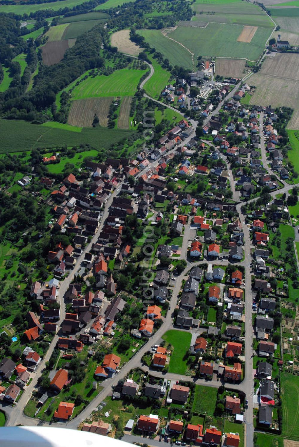 Aerial image Höchstberg - Blick über Höchstberg. Das Dorf gehört seit 1975 zur Stadt Gundelsheim. Bekannt ist es für seine Wallfahrtskirche Unser lieben Frau im Nussbaum, die erstmal 1328 als Kapelle erwähnt wurde. Kontakt: Ortsvorsteher: Rudolf Sprenger, Verwaltungsstelle Untergriesheimer Straße 74831 Gundelsheim Höchstberg, Tel. +49(0)71367358; Stadtverwaltung Gundelsheim, Tiefenbacher Straße 16, 74831 Gundelsheim, Tel. +49(0)6269 960, Fax +49(0)6269 9696