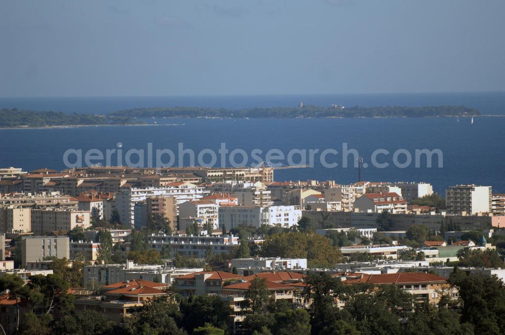 Cannes from the bird's eye view: Blick über Hotels in Cannes auf das Mittelmeer und die Îles de Lérins. Kontakt Touristinfo: Office du Tourisme, BP 272, 06403 Cannes Cedex, Tel. +33(0)492 99842 2, Fax +33(0)492 99842 3, Email: tourisme@semec.com