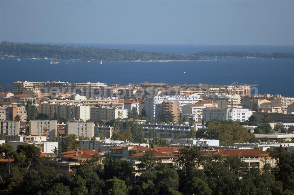 Aerial image Cannes - Blick über Hotels in Cannes auf das Mittelmeer und die Îles de Lérins. Kontakt Touristinfo: Office du Tourisme, BP 272, 06403 Cannes Cedex, Tel. +33(0)492 99842 2, Fax +33(0)492 99842 3, Email: tourisme@semec.com