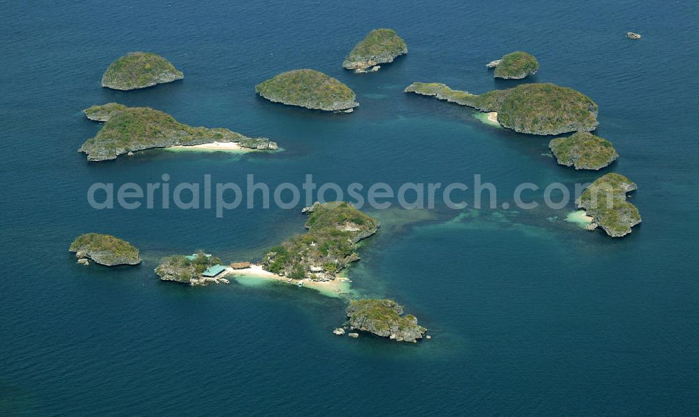 Aerial image Alaminos - Blick über den Hundred Islands National Park in der philippinischen Provinz Pangasinan. Der Hundred Islands National Park ist ein beliebtes Reiseziel von Touristen und umfasst 123 kleinere Inseln. View over the Hundred Islands National Park in the Philippino province of Pangasinan. The Hundred Islands National Park is a popular destination for tourists and consists of 123 small islands.