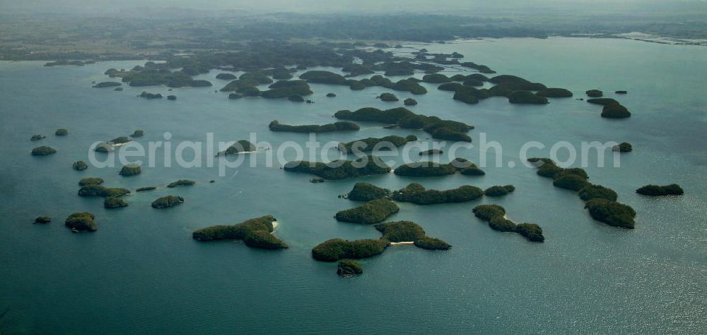 Aerial photograph Alaminos - Blick über den Hundred Islands National Park in der philippinischen Provinz Pangasinan. Der Hundred Islands National Park ist ein beliebtes Reiseziel von Touristen und umfasst 123 kleinere Inseln. View over the Hundred Islands National Park in the Philippino province of Pangasinan. The Hundred Islands National Park is a popular destination for tourists and consists of 123 small islands.