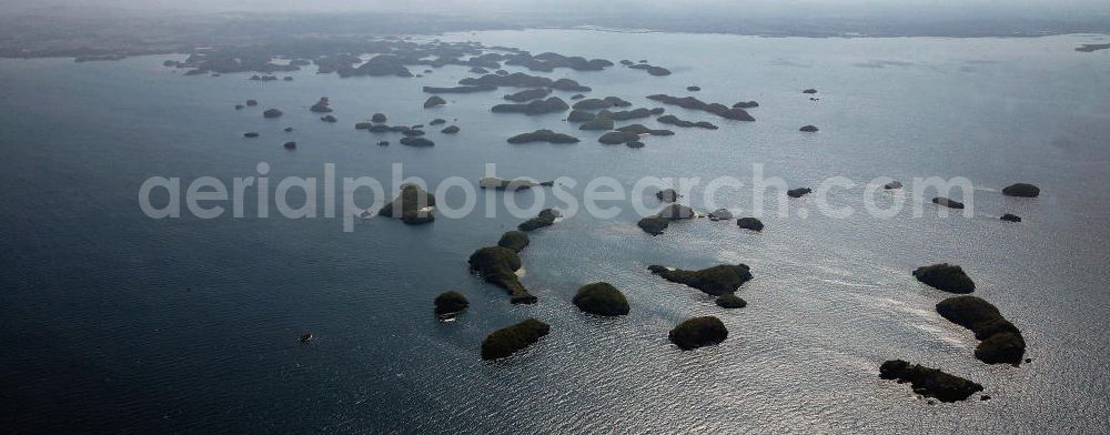 Alaminos from above - Blick über den Hundred Islands National Park in der philippinischen Provinz Pangasinan. Der Hundred Islands National Park ist ein beliebtes Reiseziel von Touristen und umfasst 123 kleinere Inseln. View over the Hundred Islands National Park in the Philippino province of Pangasinan. The Hundred Islands National Park is a popular destination for tourists and consists of 123 small islands.