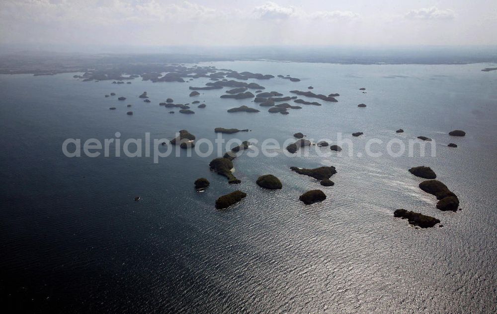 Alaminos from the bird's eye view: Blick über den Hundred Islands National Park in der philippinischen Provinz Pangasinan. Der Hundred Islands National Park ist ein beliebtes Reiseziel von Touristen und umfasst 123 kleinere Inseln. View over the Hundred Islands National Park in the Philippino province of Pangasinan. The Hundred Islands National Park is a popular destination for tourists and consists of 123 small islands.