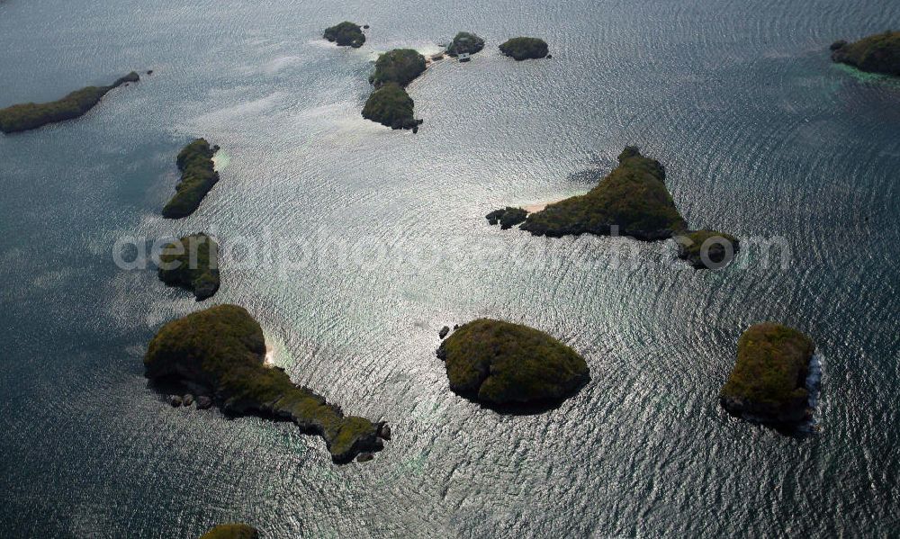 Aerial image Alaminos - Blick über den Hundred Islands National Park in der philippinischen Provinz Pangasinan. Der Hundred Islands National Park ist ein beliebtes Reiseziel von Touristen und umfasst 123 kleinere Inseln. View over the Hundred Islands National Park in the Philippino province of Pangasinan. The Hundred Islands National Park is a popular destination for tourists and consists of 123 small islands.