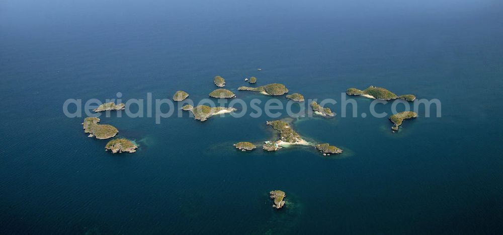 Alaminos from above - Blick über den Hundred Islands National Park in der philippinischen Provinz Pangasinan. Der Hundred Islands National Park ist ein beliebtes Reiseziel von Touristen und umfasst 123 kleinere Inseln. View over the Hundred Islands National Park in the Philippino province of Pangasinan. The Hundred Islands National Park is a popular destination for tourists and consists of 123 small islands.