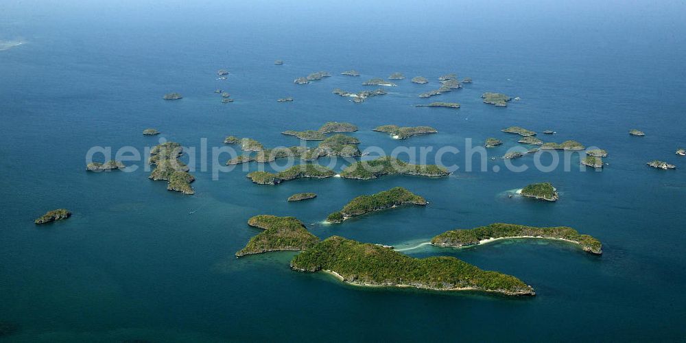 Alaminos from the bird's eye view: Blick über den Hundred Islands National Park in der philippinischen Provinz Pangasinan. Der Hundred Islands National Park ist ein beliebtes Reiseziel von Touristen und umfasst 123 kleinere Inseln. View over the Hundred Islands National Park in the Philippino province of Pangasinan. The Hundred Islands National Park is a popular destination for tourists and consists of 123 small islands.