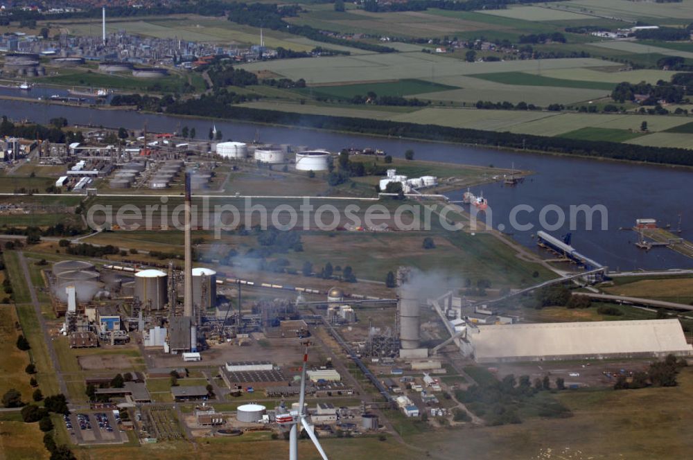 Brunsbüttel from above - Blick über die Industriegebiete Brunsbüttel. Im Vordergrund sieht man das Bayer-Werk. Das Gelände, für welches 1000 Menschen umgesiedelt werden mussten und das kostspielig erschlossen werden musste, ist nur zu 20% bebaut. Dahinter betreibt die TOTAL Bitumen Deutschland GmbH ein Kraftwerk. Die Industriegebiete liegen direkt am Nord-Ostsee-Kanal. Auf der an deren Uferseite haben sich zahlreiche Chemieunternehmen angesiedelt.