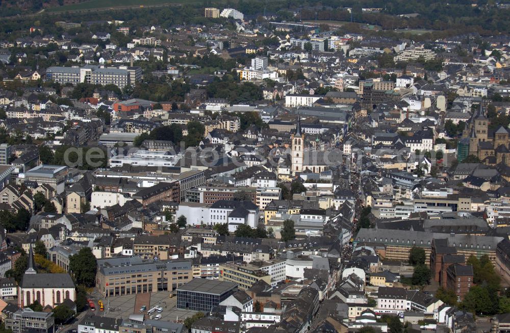 Aerial photograph Trier - Blick über die Innenstadt von Trier. Die Römerstadt Trier gilt als die älteste Stadt Deutschlands. Das römische Trier - übriggebliebene Bauten aus der Römerzeit wie das Amphitheater, die Barbara- und Kaiserthermen, die Konstantinbasilika, Igeler Säule, Porta Nigra und die Römerbrücke - sowie der St. Peters Dom und die Liebfrauenkirche wurden 1986 zum Unesco Weltkulturerbe erklärt. Mit gut 100.000 Einwohnern zählt Trier knapp als Großstadt. Die Einwohnerzahlen waren jedoch nicht immer so hoch. Anfang des vierten Jahrhunderts war Trier mit ca. 80.000 Einwohnern die größte Stadt nördlich der Alpen, danach sanken die Einwohnerzahlen drastisch ab auf Grund von Kriegen und Hungersnöten. Mit Beginn der Industrialisierung stiegen dann auch die Einwohnerzahlen stetig an. Da Trier im Weinbaugebiet an der Mosel, Saar und Ruwer liegt, ist es auch wirtschaftlich beliebt. Bekannte Unternehmen der Lebensmittel- und Genußmittelindustrie haben einen Standort in Trier, aber auch die Textilindustrie oder das Kunsthandwerk haben sich in der Römerstadt angesiedelt. Es gibt einen Industriehafen, Umschlaghafen und in Güterverkehrszentrum an der Mosel.