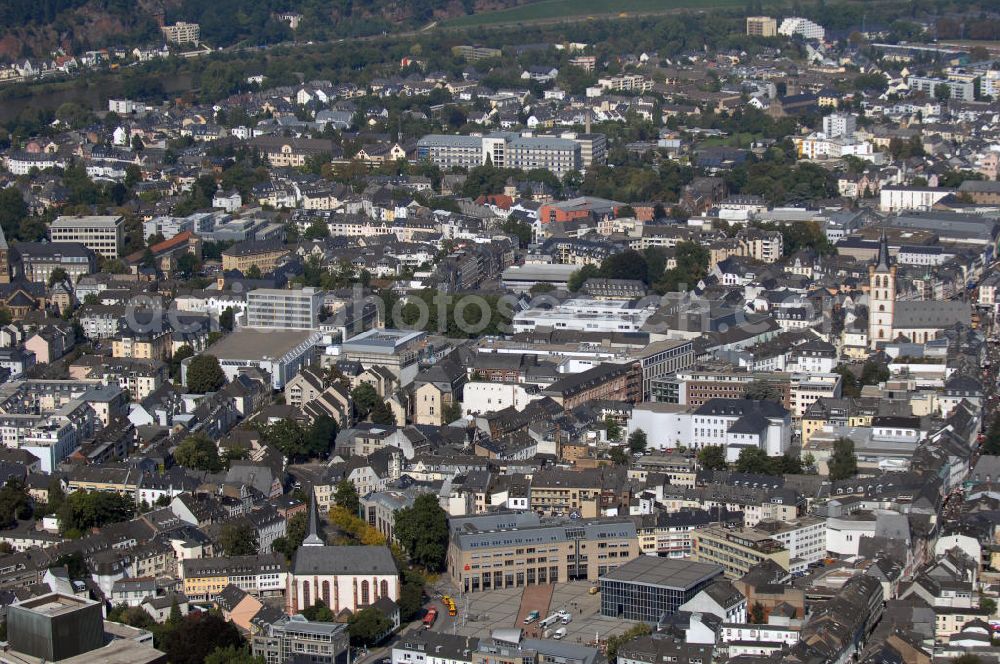 Trier from above - Blick über die Innenstadt von Trier. Die Römerstadt Trier gilt als die älteste Stadt Deutschlands. Das römische Trier - übriggebliebene Bauten aus der Römerzeit wie das Amphitheater, die Barbara- und Kaiserthermen, die Konstantinbasilika, Igeler Säule, Porta Nigra und die Römerbrücke - sowie der St. Peters Dom und die Liebfrauenkirche wurden 1986 zum Unesco Weltkulturerbe erklärt. Mit gut 100.000 Einwohnern zählt Trier knapp als Großstadt. Die Einwohnerzahlen waren jedoch nicht immer so hoch. Anfang des vierten Jahrhunderts war Trier mit ca. 80.000 Einwohnern die größte Stadt nördlich der Alpen, danach sanken die Einwohnerzahlen drastisch ab auf Grund von Kriegen und Hungersnöten. Mit Beginn der Industrialisierung stiegen dann auch die Einwohnerzahlen stetig an. Da Trier im Weinbaugebiet an der Mosel, Saar und Ruwer liegt, ist es auch wirtschaftlich beliebt. Bekannte Unternehmen der Lebensmittel- und Genußmittelindustrie haben einen Standort in Trier, aber auch die Textilindustrie oder das Kunsthandwerk haben sich in der Römerstadt angesiedelt. Es gibt einen Industriehafen, Umschlaghafen und in Güterverkehrszentrum an der Mosel.