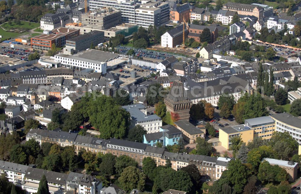 Trier from the bird's eye view: Blick über die Innenstadt von Trier. Die Römerstadt Trier gilt als die älteste Stadt Deutschlands. Das römische Trier - übriggebliebene Bauten aus der Römerzeit wie das Amphitheater, die Barbara- und Kaiserthermen, die Konstantinbasilika, Igeler Säule, Porta Nigra und die Römerbrücke - sowie der St. Peters Dom und die Liebfrauenkirche wurden 1986 zum Unesco Weltkulturerbe erklärt. Mit gut 100.000 Einwohnern zählt Trier knapp als Großstadt. Die Einwohnerzahlen waren jedoch nicht immer so hoch. Anfang des vierten Jahrhunderts war Trier mit ca. 80.000 Einwohnern die größte Stadt nördlich der Alpen, danach sanken die Einwohnerzahlen drastisch ab auf Grund von Kriegen und Hungersnöten. Mit Beginn der Industrialisierung stiegen dann auch die Einwohnerzahlen stetig an. Da Trier im Weinbaugebiet an der Mosel, Saar und Ruwer liegt, ist es auch wirtschaftlich beliebt. Bekannte Unternehmen der Lebensmittel- und Genußmittelindustrie haben einen Standort in Trier, aber auch die Textilindustrie oder das Kunsthandwerk haben sich in der Römerstadt angesiedelt. Es gibt einen Industriehafen, Umschlaghafen und in Güterverkehrszentrum an der Mosel.