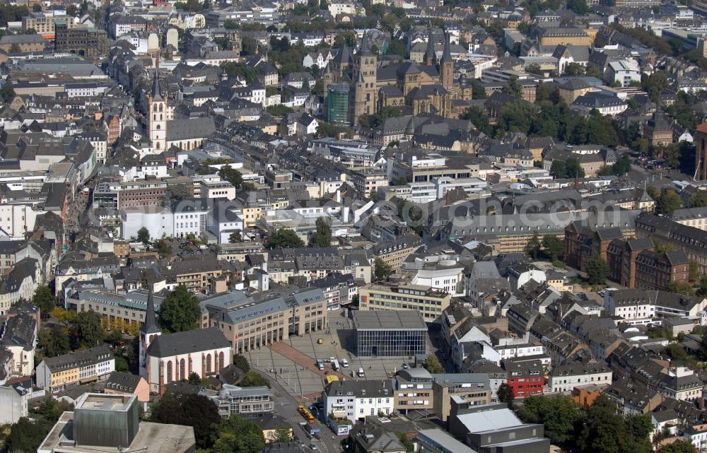 Aerial image Trier - Blick über die Innenstadt von Trier. Die Römerstadt Trier gilt als die älteste Stadt Deutschlands. Das römische Trier - übriggebliebene Bauten aus der Römerzeit wie das Amphitheater, die Barbara- und Kaiserthermen, die Konstantinbasilika, Igeler Säule, Porta Nigra und die Römerbrücke - sowie der St. Peters Dom und die Liebfrauenkirche wurden 1986 zum Unesco Weltkulturerbe erklärt. Mit gut 100.000 Einwohnern zählt Trier knapp als Großstadt. Die Einwohnerzahlen waren jedoch nicht immer so hoch. Anfang des vierten Jahrhunderts war Trier mit ca. 80.000 Einwohnern die größte Stadt nördlich der Alpen, danach sanken die Einwohnerzahlen drastisch ab auf Grund von Kriegen und Hungersnöten. Mit Beginn der Industrialisierung stiegen dann auch die Einwohnerzahlen stetig an. Da Trier im Weinbaugebiet an der Mosel, Saar und Ruwer liegt, ist es auch wirtschaftlich beliebt. Bekannte Unternehmen der Lebensmittel- und Genußmittelindustrie haben einen Standort in Trier, aber auch die Textilindustrie oder das Kunsthandwerk haben sich in der Römerstadt angesiedelt. Es gibt einen Industriehafen, Umschlaghafen und in Güterverkehrszentrum an der Mosel.