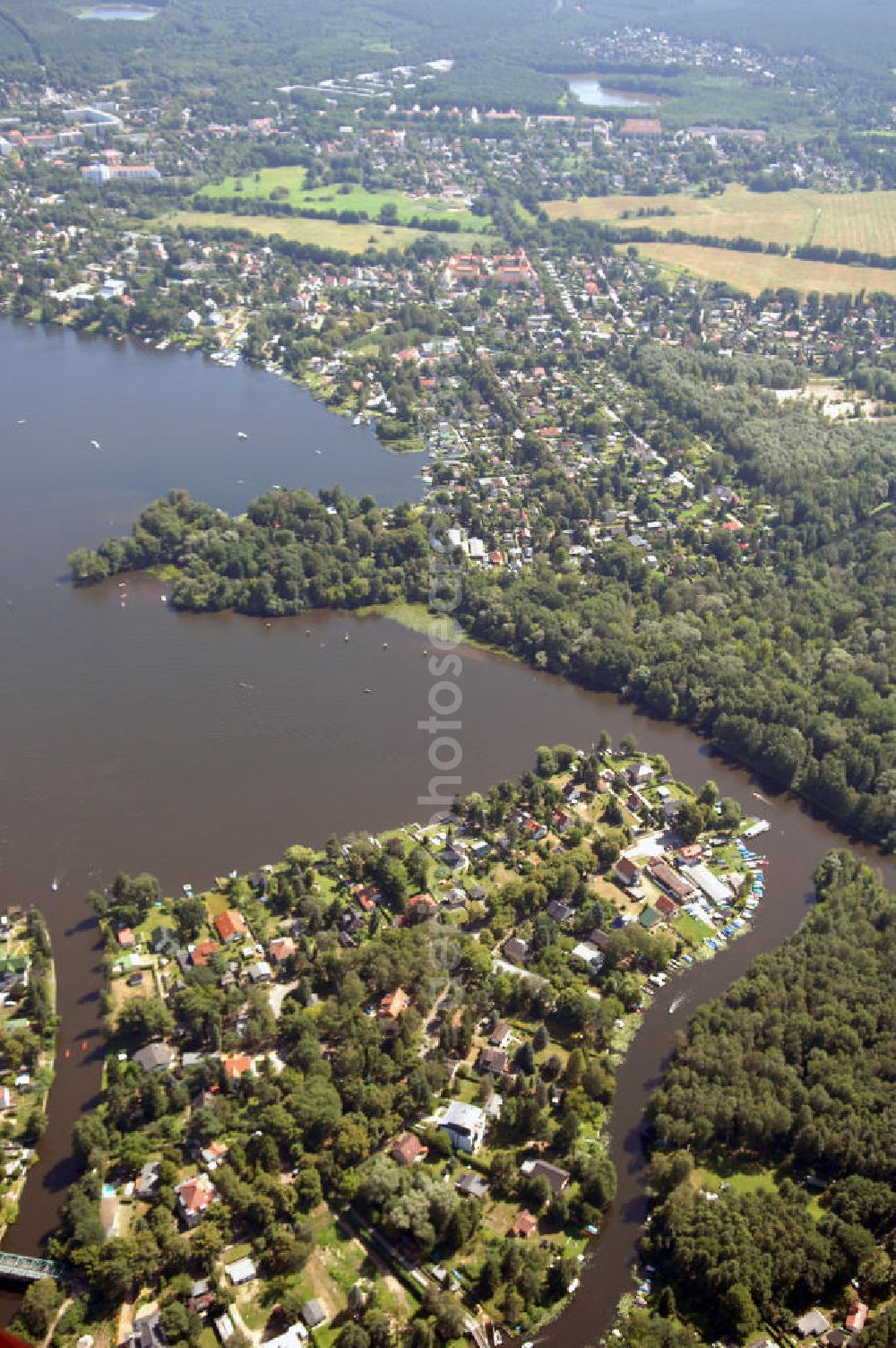 Berlin from the bird's eye view: Blick über eine Insel in Hessenwinkel auf Wald und Süd-Erkner. Der Gosener Kanal trennt den Hessenwinkel in Berlin von dem gegenüberliegenden Waldstück. Links im Bild ist der Dämeritzsee. Die Spree oben im Bild trennt Berlin-Köpenick vom Ortsteil Neuseeland der Stadt Erkner in Brandenburg.