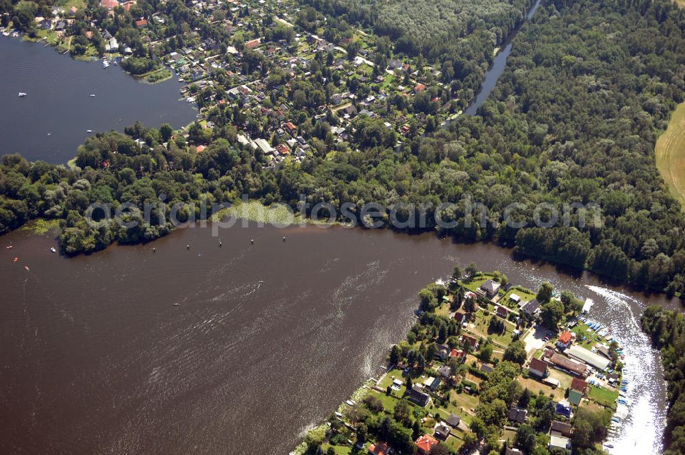 Aerial photograph Berlin - Blick über eine Insel in Hessenwinkel auf Wald und Süd-Erkner. Der Gosener Kanal trennt den Hessenwinkel in Berlin von dem gegenüberliegenden Waldstück. Links im Bild ist der Dämeritzsee. Die Spree oben im Bild trennt Berlin-Köpenick vom Ortsteil Neuseeland der Stadt Erkner in Brandenburg.