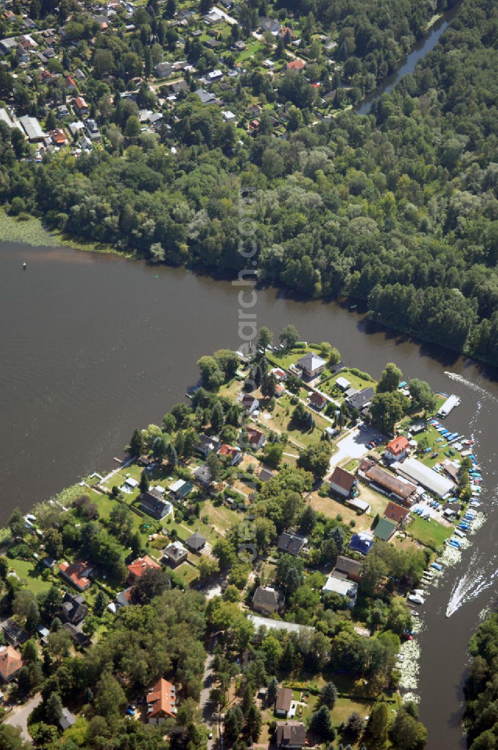 Berlin from above - Blick über eine Insel in Hessenwinkel auf Wald und Süd-Erkner. Der Gosener Kanal trennt den Hessenwinkel in Berlin von dem gegenüberliegenden Waldstück. Links im Bild ist der Dämeritzsee. Die Spree oben im Bild trennt Berlin-Köpenick vom Ortsteil Neuseeland der Stadt Erkner in Brandenburg.