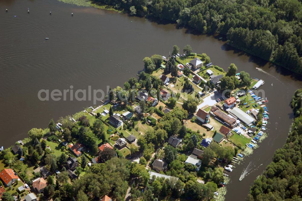 Berlin from the bird's eye view: Blick über eine Insel in Hessenwinkel auf Wald und Süd-Erkner. Der Gosener Kanal trennt den Hessenwinkel in Berlin von dem gegenüberliegenden Waldstück. Links im Bild ist der Dämeritzsee. Die Spree oben im Bild trennt Berlin-Köpenick vom Ortsteil Neuseeland der Stadt Erkner in Brandenburg.