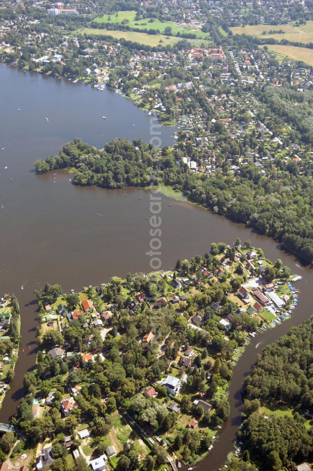 Aerial photograph Berlin - Blick über eine Insel in Hessenwinkel auf Wald und Süd-Erkner. Der Gosener Kanal trennt den Hessenwinkel in Berlin von dem gegenüberliegenden Waldstück. Links im Bild ist der Dämeritzsee. Die Spree oben im Bild trennt Berlin-Köpenick vom Ortsteil Neuseeland der Stadt Erkner in Brandenburg.