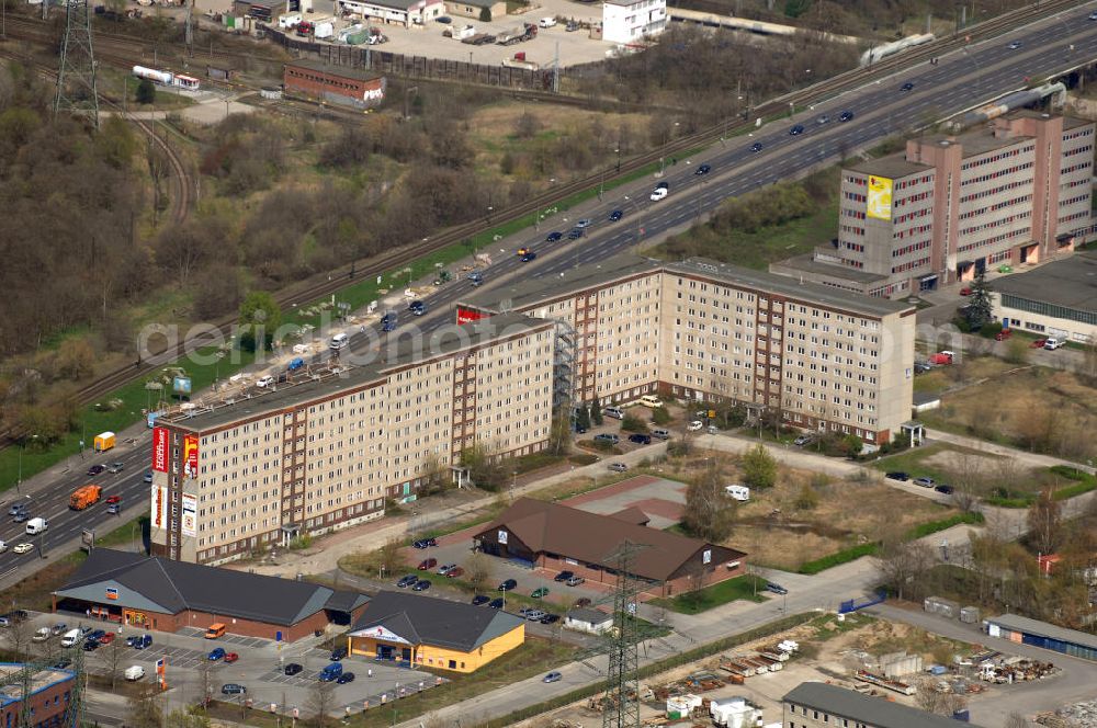 Berlin from the bird's eye view: Blick über Kaufhäuser und das Marzahner Bürocenter auf die Landsberger Allee.