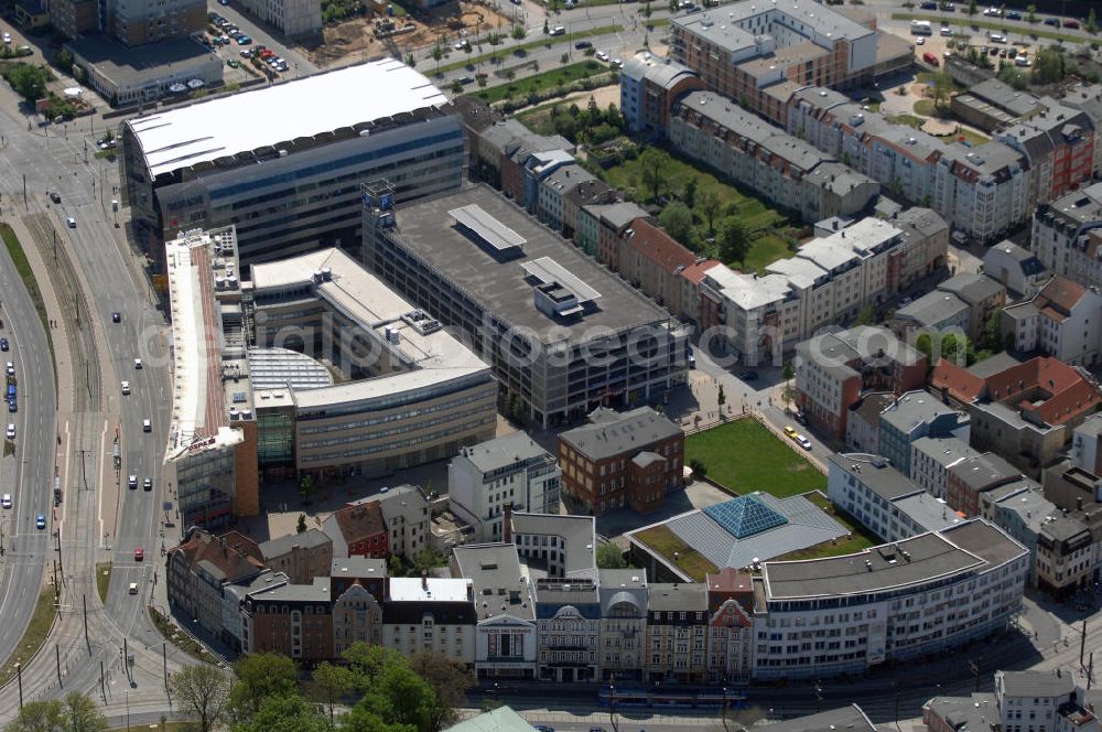 Rostock from the bird's eye view: Blick über die Kröpeliner-Tor-Vorstadt mit bürgerlichen Häusern, Parkhaus, Deutsche Med, Sparkassengebäude sowie Straße Am Vögenteich. Die KTV ist ein attraktives und, besonders bei Studenten, beliebtes Stadtviertel. Es gibt zahlreiche Bars und Kneipen.