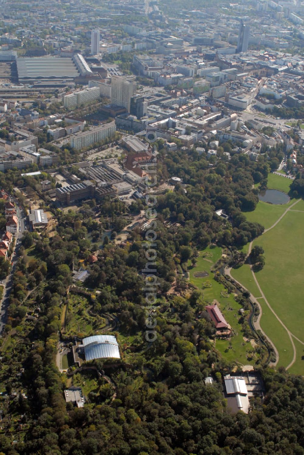 Aerial image Leipzig - Blick über Leipzig und den Leipziger Zoo, der direkt an den Stadtpark Rosental grenzt. Der Zoologische Garten gehört zu den ältesten und artenreichsten Zoos der Welt. Im angrenzenden Rosental-Park wollte sich im 17. Jahrhundert August der Starke ein Lustschloss errichten lassen, was die Stadtväter zu verhindern wußten. Die sechs Sichtschneisen, die für das Schloss angelegt wurden, sind jedoch immernoch sichtbar. Kontakt: Zoo Leipzig GmbH, Pfaffendorfer Straße 29 04105 Leipzig, Tel. +49(0)341 5933 385, Fax +49(0)341 5933 303, Email: safaribuero@zoo-leipzig.de; Stadt Leipzig Neues Rathaus, Martin-Luther-Ring 4-6 04109 Leipzig, Tel. +49(0)341 123 0, Email: info@leipzig.de