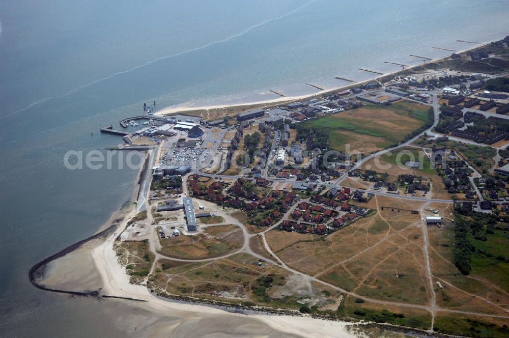 Aerial image List - Blick über List auf Sylt. Die Gemeinde List ist ein Seebad im Norden der Insel Sylt. Sie ist die nördlichste Gemeinde Deutschlands. Der Ort List ist von einer spektakulären Landschaft aus Wan derdünen, Heide und Salzwiesen umgeben. Diese auch als Listland bezeichnete Landschaft befindet sich seit Jahrhunderten in Privatbesitz einer Erbengemeinschaft. Bis zum Beginn des Ersten Weltkrieges bestand List lediglich aus zwei Höfen, dem Ost- und dem Westhof. Erst in der Zeit zwischen den beiden Weltkriegen entstand in List ein Seefliegerhorst mit zahlreichen Bauten und Zivilunterkünften (rechts im Bild). Auch der Hafen in seiner jetzigen Form wurde damals angelegt (links im Bild). Kontakt: Kurverwaltung List, Am Brünk 1, 25992 List, Tel. +49 (0)1805-547800, Fax +49 (0)4651 871398, EMail info@list-sylt.de