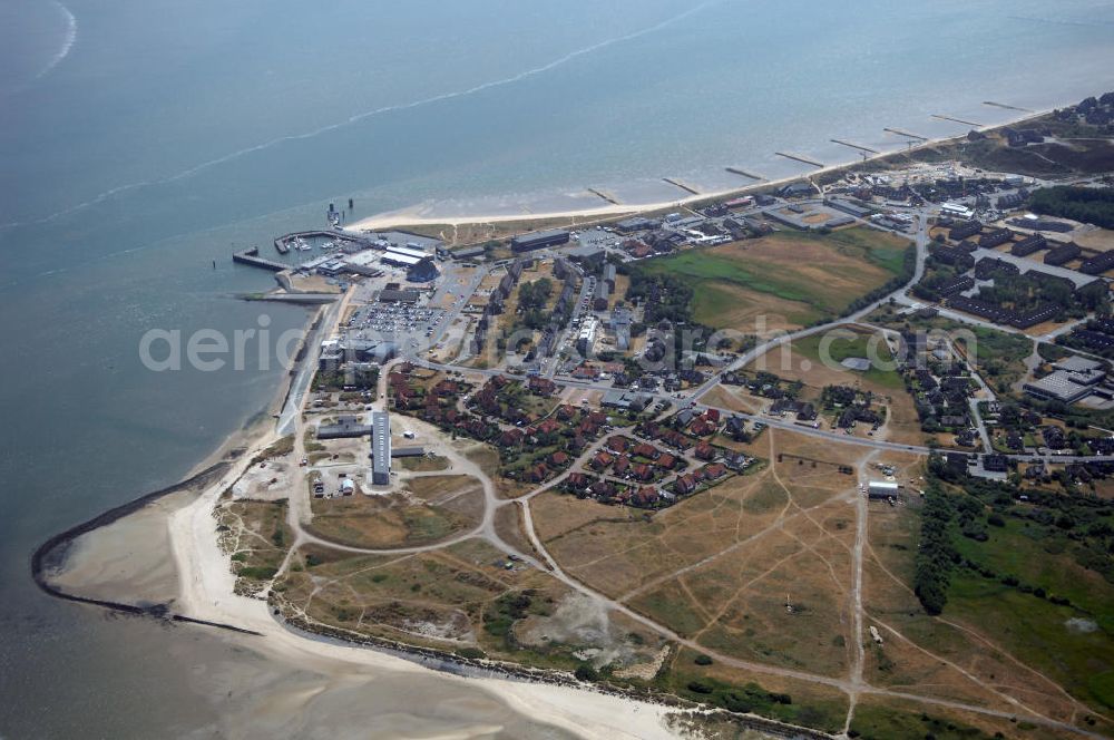 Aerial photograph List - Blick über List auf Sylt. Die Gemeinde List ist ein Seebad im Norden der Insel Sylt. Sie ist die nördlichste Gemeinde Deutschlands. Der Ort List ist von einer spektakulären Landschaft aus Wan derdünen, Heide und Salzwiesen umgeben. Diese auch als Listland bezeichnete Landschaft befindet sich seit Jahrhunderten in Privatbesitz einer Erbengemeinschaft. Bis zum Beginn des Ersten Weltkrieges bestand List lediglich aus zwei Höfen, dem Ost- und dem Westhof. Erst in der Zeit zwischen den beiden Weltkriegen entstand in List ein Seefliegerhorst mit zahlreichen Bauten und Zivilunterkünften (rechts im Bild). Auch der Hafen in seiner jetzigen Form wurde damals angelegt (links im Bild). Kontakt: Kurverwaltung List, Am Brünk 1, 25992 List, Tel. +49 (0)1805-547800, Fax +49 (0)4651 871398, EMail info@list-sylt.de