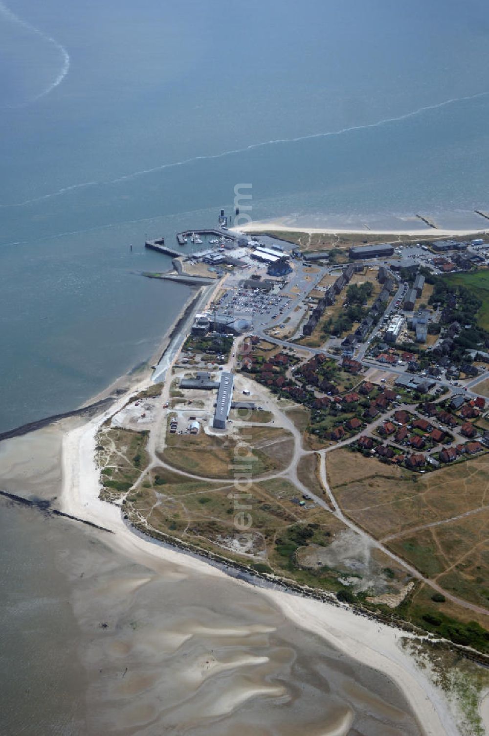 List from above - Blick über List auf Sylt. Die Gemeinde List ist ein Seebad im Norden der Insel Sylt. Sie ist die nördlichste Gemeinde Deutschlands. Der Ort List ist von einer spektakulären Landschaft aus Wan derdünen, Heide und Salzwiesen umgeben. Diese auch als Listland bezeichnete Landschaft befindet sich seit Jahrhunderten in Privatbesitz einer Erbengemeinschaft. Bis zum Beginn des Ersten Weltkrieges bestand List lediglich aus zwei Höfen, dem Ost- und dem Westhof. Erst in der Zeit zwischen den beiden Weltkriegen entstand in List ein Seefliegerhorst mit zahlreichen Bauten und Zivilunterkünften (rechts im Bild). Auch der Hafen in seiner jetzigen Form wurde damals angelegt (links im Bild). Kontakt: Kurverwaltung List, Am Brünk 1, 25992 List, Tel. +49 (0)1805-547800, Fax +49 (0)4651 871398, EMail info@list-sylt.de