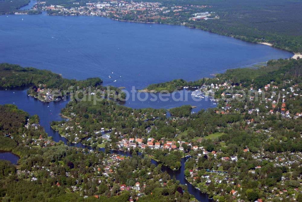 Aerial image Rahnsdorf - Als Neu-Venedig wird eine Wohn- und Wochenendhaussiedlung im Rahnsdorfer Ortsteil Hessenwinkel in Berlin bezeichnet. Sie liegt auf halbem Weg an der Müggelspree zwischen Dämeritzsee und Müggelsee und südlich der Fürstenwalder Allee. Die Spree bildet an dieser Stelle ein kleines Delta, in welchem sich fünf Kanäle verzweigen. Alle Grundstücke in diesem Gebiet sind Wassergrundstücke. Zu DDR-Zeiten hatten hier viele Funktionäre der SED ihr Wochenendgrundstück (Datscha).