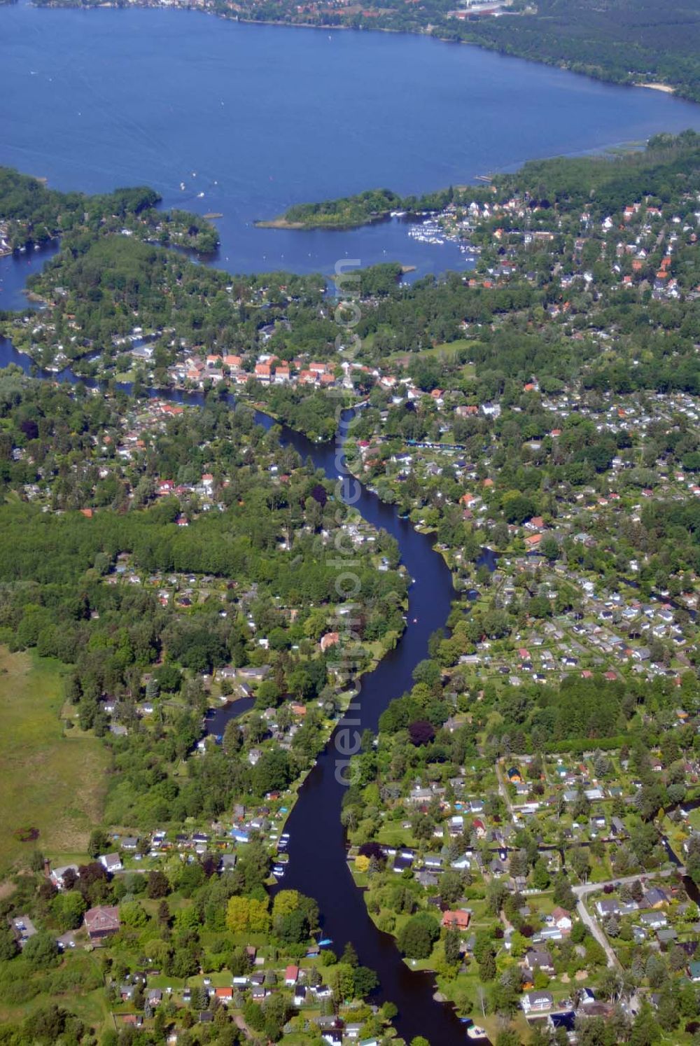 Aerial photograph Rahnsdorf - Als Neu-Venedig wird eine Wohn- und Wochenendhaussiedlung im Rahnsdorfer Ortsteil Hessenwinkel in Berlin bezeichnet. Sie liegt auf halbem Weg an der Müggelspree zwischen Dämeritzsee und Müggelsee und südlich der Fürstenwalder Allee. Die Spree bildet an dieser Stelle ein kleines Delta, in welchem sich fünf Kanäle verzweigen. Alle Grundstücke in diesem Gebiet sind Wassergrundstücke. Zu DDR-Zeiten hatten hier viele Funktionäre der SED ihr Wochenendgrundstück (Datscha).