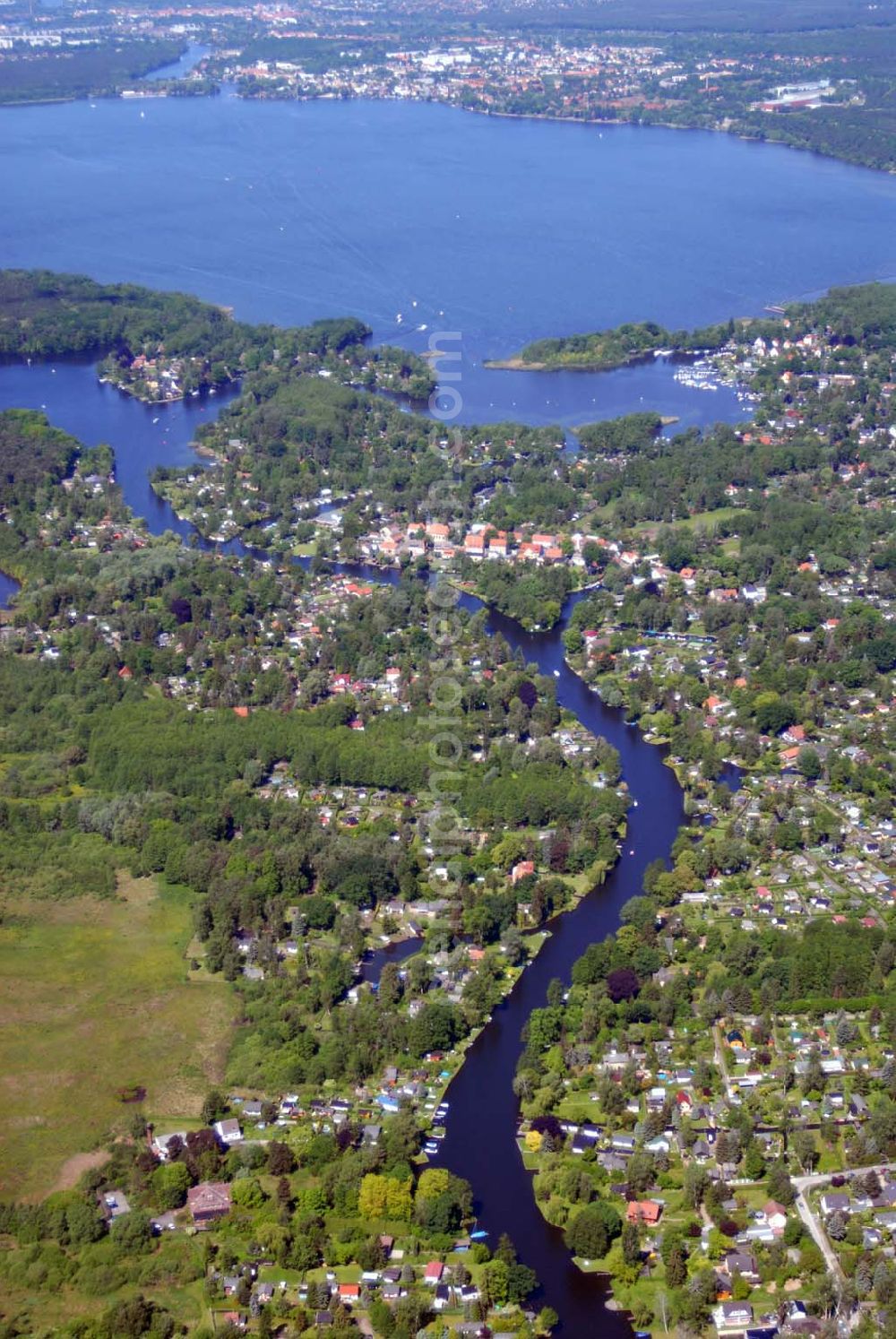 Rahnsdorf from above - Als Neu-Venedig wird eine Wohn- und Wochenendhaussiedlung im Rahnsdorfer Ortsteil Hessenwinkel in Berlin bezeichnet. Sie liegt auf halbem Weg an der Müggelspree zwischen Dämeritzsee und Müggelsee und südlich der Fürstenwalder Allee. Die Spree bildet an dieser Stelle ein kleines Delta, in welchem sich fünf Kanäle verzweigen. Alle Grundstücke in diesem Gebiet sind Wassergrundstücke. Zu DDR-Zeiten hatten hier viele Funktionäre der SED ihr Wochenendgrundstück (Datscha).