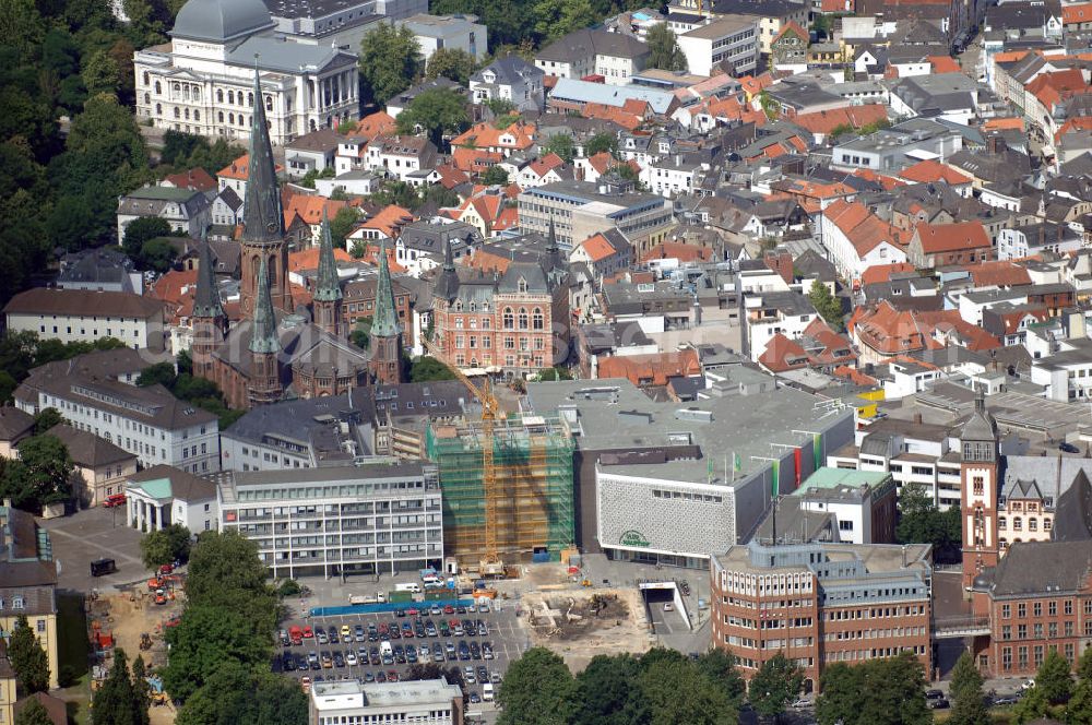 Aerial photograph Oldenburg - Blick über die Oldenburger Innenstadt. Zu sehen sind das Kaufhaus Galeria Kaufhof mit Parkhaus, die evangelisch-lutherische Kirche sowie im Hintergrund das Staatstheater.