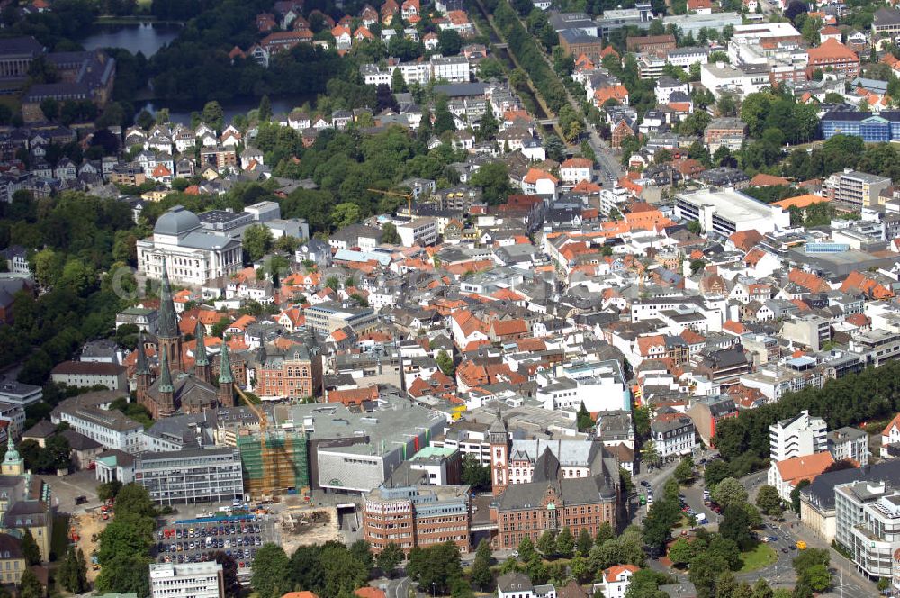 Oldenburg from above - Blick über die Oldenburger Innenstadt. Zu sehen sind das Kaufhaus Galeria Kaufhof mit Parkhaus, die evangelisch-lutherische Kirche sowie im Hintergrund das Staatstheater.