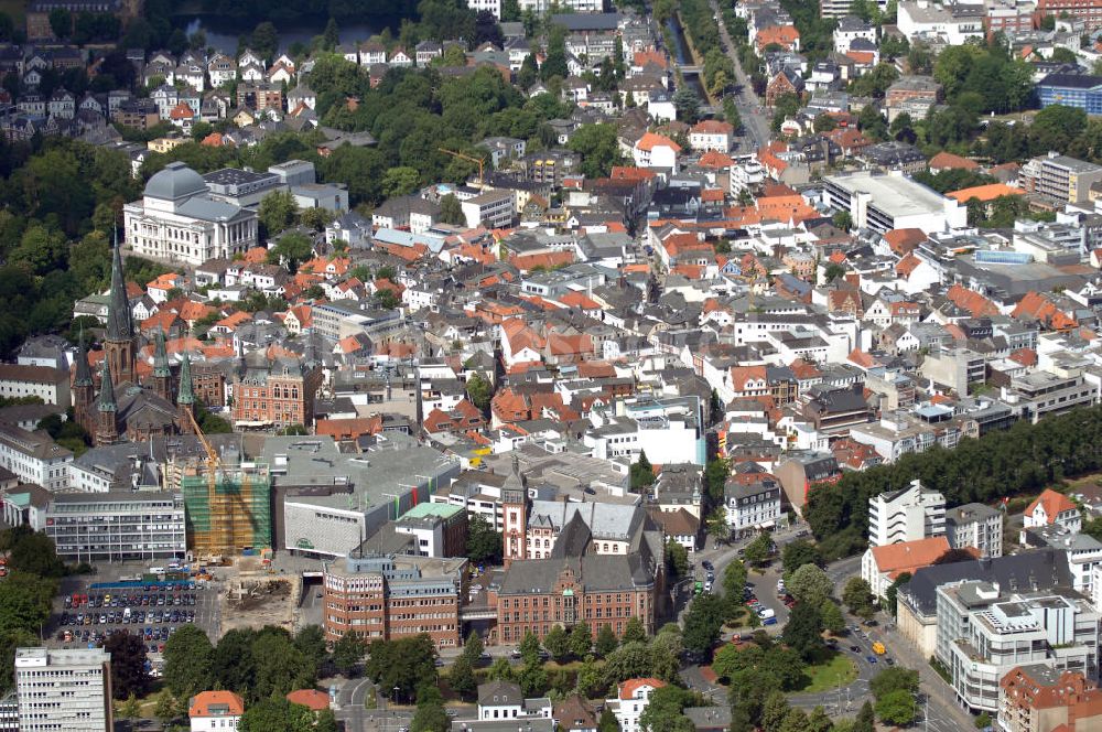 Oldenburg from the bird's eye view: Blick über die Oldenburger Innenstadt. Zu sehen sind das Kaufhaus Galeria Kaufhof mit Parkhaus, die evangelisch-lutherische Kirche sowie im Hintergrund das Staatstheater.