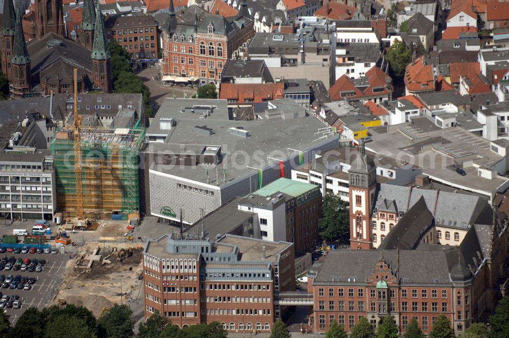 Oldenburg from above - Blick über die Oldenburger Innenstadt. Zu sehen sind das Kaufhaus Galeria Kaufhof mit Parkhaus, die evangelisch-lutherische Kirche sowie ein denkmalgeschütztes Gebäude im Vordergrund, in dem die Deutsche Telekom und die Post ansässig sind.