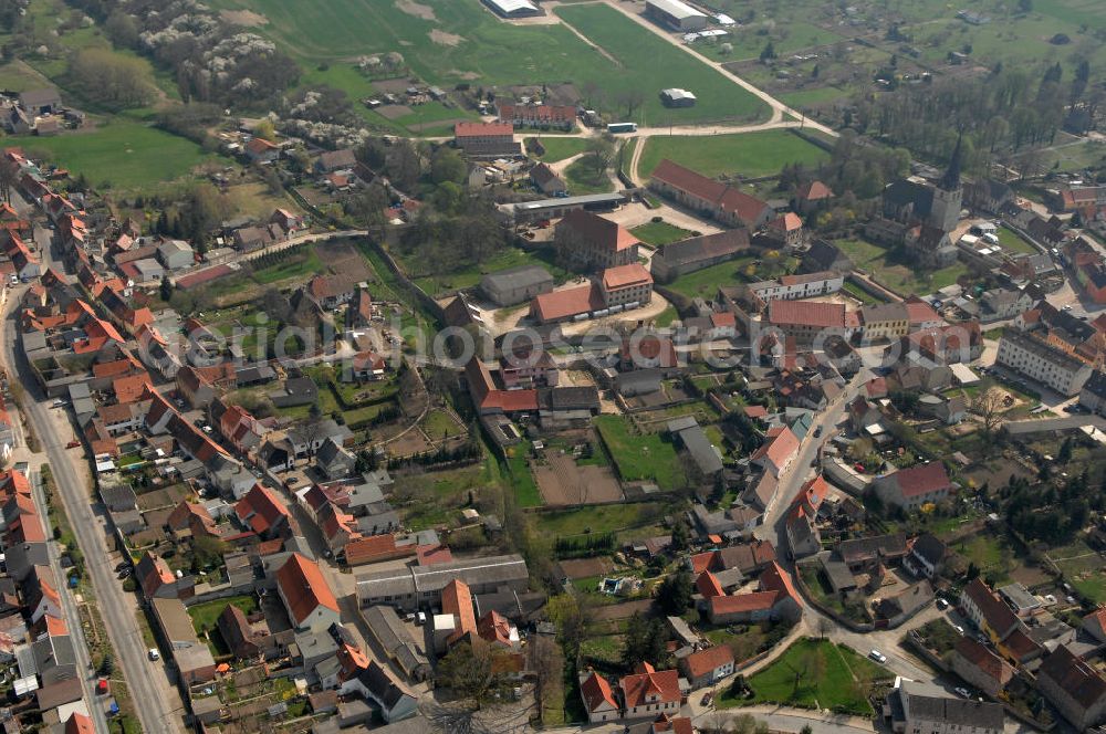 Cochstedt from above - Blick über Cochstedt im Salzlandkreis. Die Ortschaft gehört zur Stadt Hecklingen, war jedoch einmal eigenständig. Cochstedt wurde 941 zum ersten Mal urkundlich erwähnt, hat 1433 Einwohner und liegt ca. 30 km südwestlich von Magdeburg. Sehenswert ist die evangelische Kirche Sankt Stephani aus dem Jahr 1487. PLZ 39444