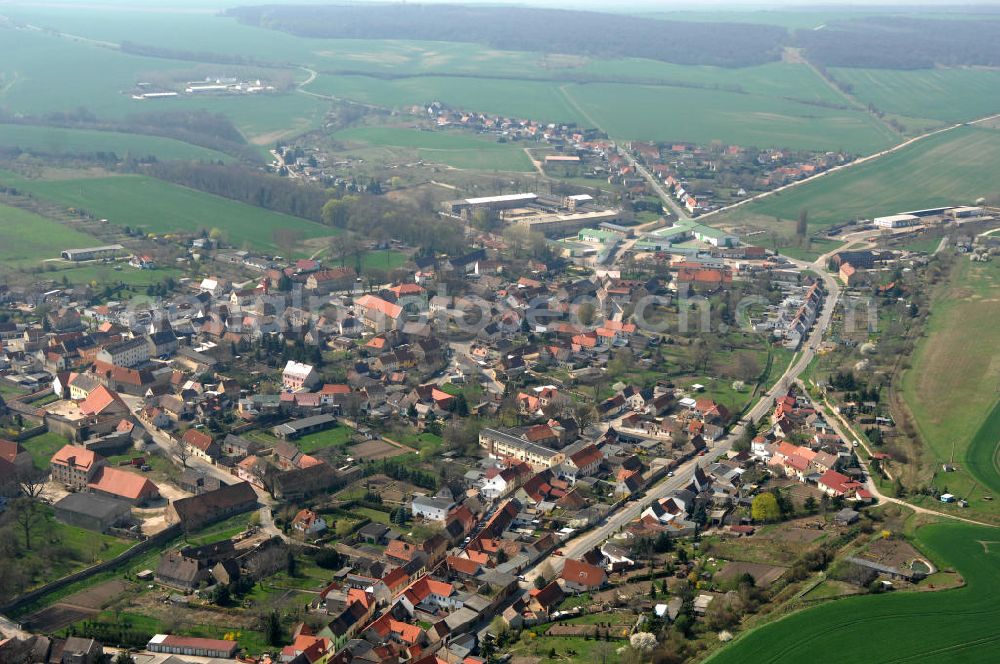 Cochstedt from the bird's eye view: Blick über Cochstedt im Salzlandkreis. Die Ortschaft gehört zur Stadt Hecklingen, war jedoch einmal eigenständig. Cochstedt wurde 941 zum ersten Mal urkundlich erwähnt, hat 1433 Einwohner und liegt ca. 30 km südwestlich von Magdeburg. Sehenswert ist die evangelische Kirche Sankt Stephani aus dem Jahr 1487. PLZ 39444